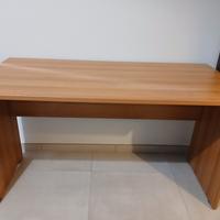 scrivania solida e ampia