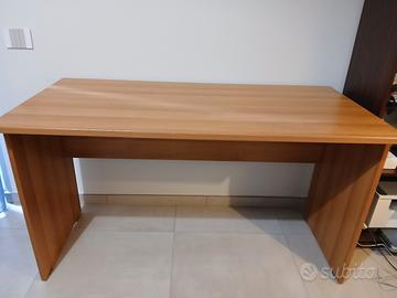 scrivania solida e ampia