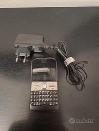 Cellulare Nokia E5 con caricatore
