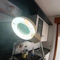 Lampada con lente di ingrandimento 