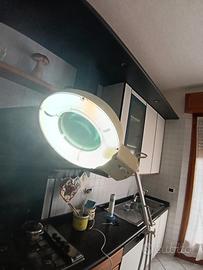 Lampada con lente di ingrandimento 