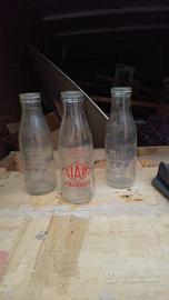 Vecchie bottiglie latte