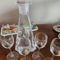 bottiglia e bicchierini in cristallo per liquore