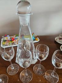 bottiglia e bicchierini in cristallo per liquore