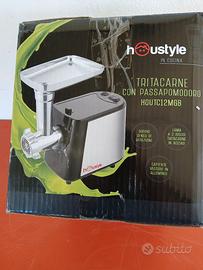 macchina tritacarne e pomodoro