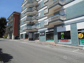 Immobile di 320 m² con 1 locale a Noci