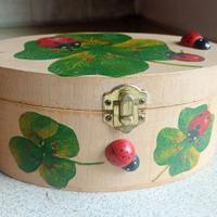 Portagioie in legno con coccinelle portafortuna
