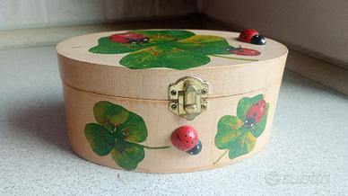 Portagioie in legno con coccinelle portafortuna