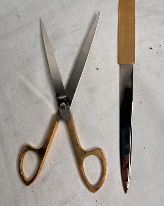Elegante set apribuste in pelle e oro