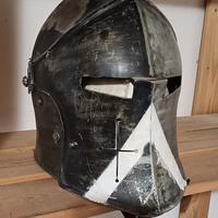 elmo medievale e scudo