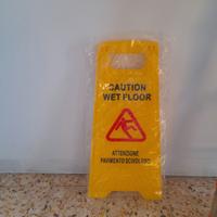 Cartello pavimento bagnato