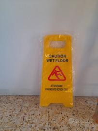 Cartello pavimento bagnato