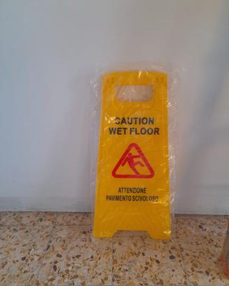 Cartello pavimento bagnato
