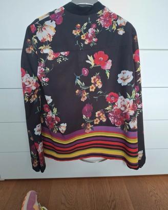 camicia a fiori  con sfondo nero