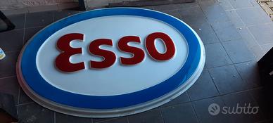 Insegna scritta Esso