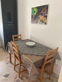 Tavolo da cucina in legno naturale con 4 sedie