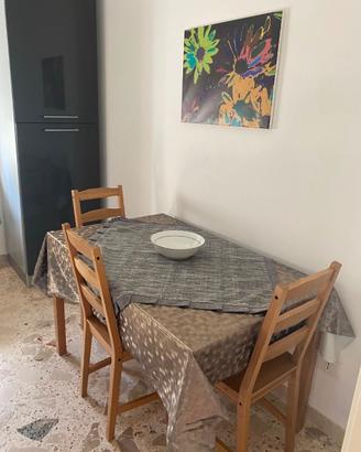Tavolo da cucina in legno naturale con 4 sedie