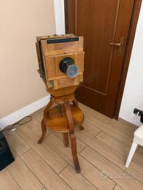 Fotocamera antica con obiettivo Wollensak