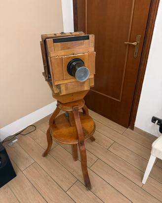 Fotocamera antica con obiettivo Wollensak