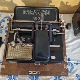 Macchina da scrivere d'epoca rara