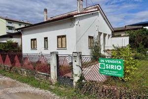 Villa singola con giardino, da reinventare: ind...