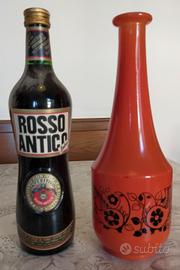 bottiglia rosso antico con vaso 