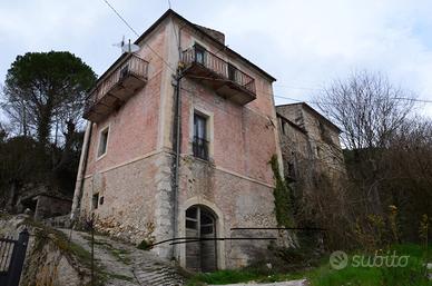Casa in pietra con ampio terreno