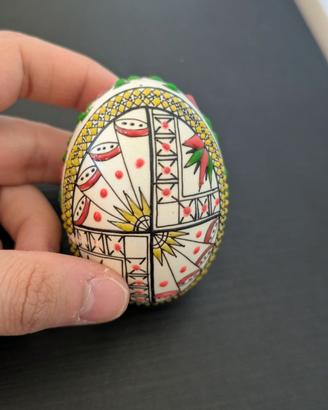 Uovo rumeno pitturato a mano