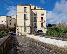 Eboli - Ampio e storico locale con corte