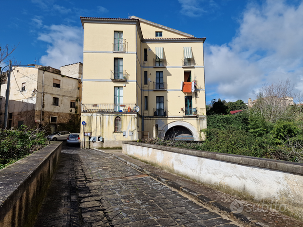 Eboli - Ampio e storico locale con corte