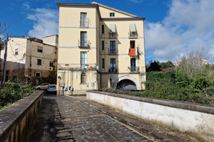 Eboli - Ampio e storico locale con corte