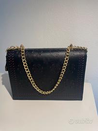 Borsetta nera con fiori rossi e dettagli dorati