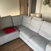 Divano angolare grigio con seduta estraibile