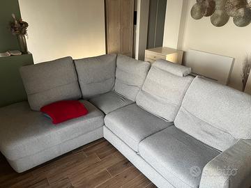 Divano angolare grigio con seduta estraibile