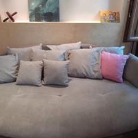 Divano mai usato a conchiglia 