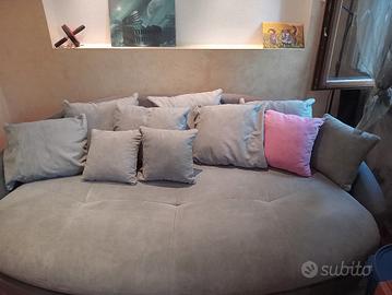 Divano mai usato a conchiglia 