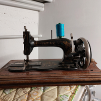 Macchina da cucire d'epoca
