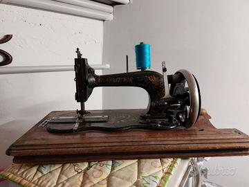 Macchina da cucire d'epoca