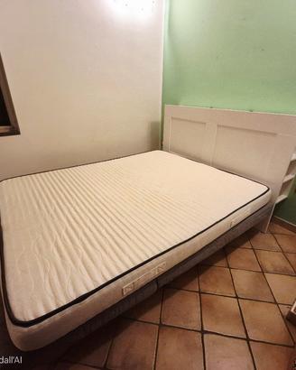 Letto completo di testata in legno e materasso