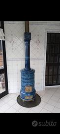 La Castellamonte, stufa in ceramica blu di design