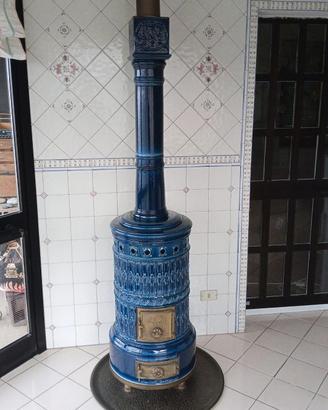 La Castellamonte, stufa in ceramica blu di design