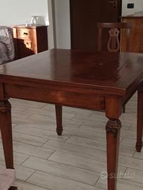 Tavolo anticato con 4 sedie