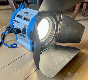 Faro fresnel ARRI 650 Plus con paraluce originale