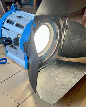 Faro fresnel ARRI 650 Plus con paraluce originale