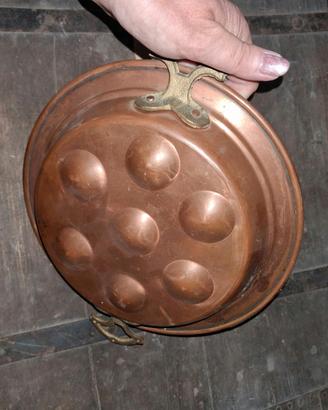padella vintage in rame per escargot o uova
