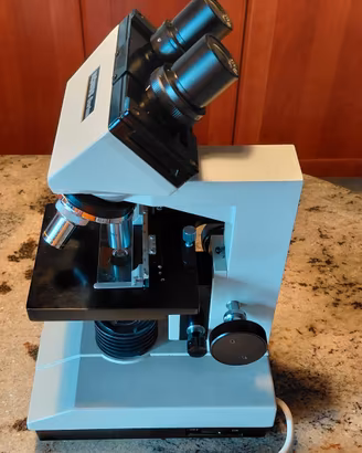 Microscopio biologico binoculare Konus Carton