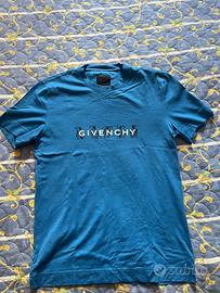 maglia Givenchy con loghi.