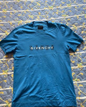 maglia Givenchy con loghi.