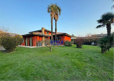 CENTRALISSIMA E PRESTIGIOSA VILLA SINGOLA