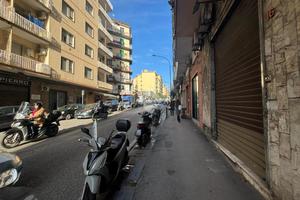 NEGOZIO A NAPOLI